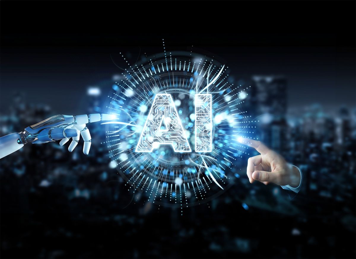 Weiße Roboterhand berührt ein digitales KI-Symbol in einer holografischen Benutzeroberfläche.